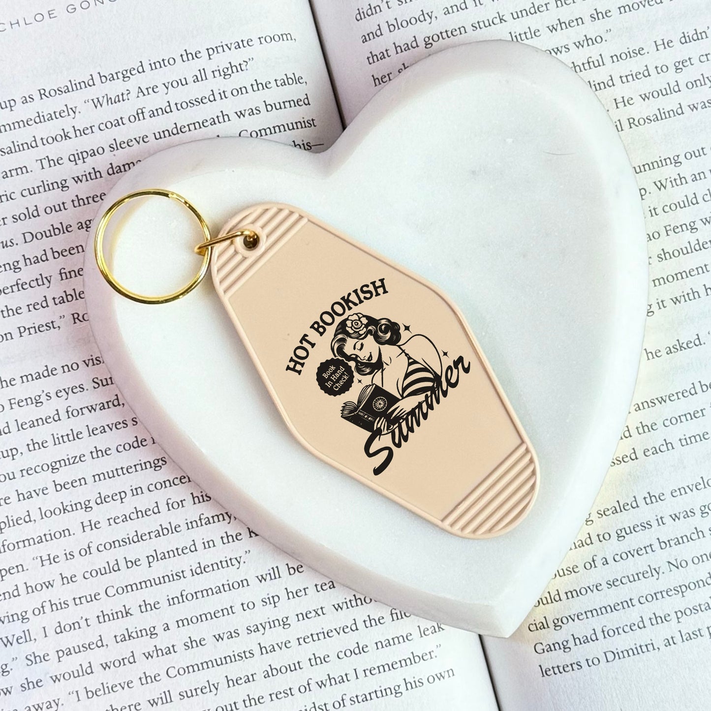 Hot Bookish Summer Motel Keychain – Retro-Inspired Book Lover’s Accessory