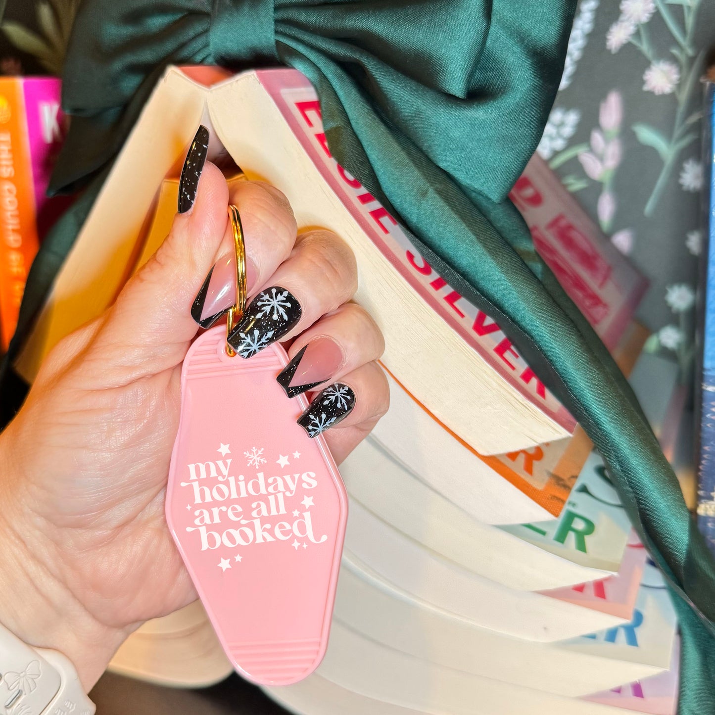 My Holidays Are All Booked Keychain – Festive Bookish Motel Keychain for Readers